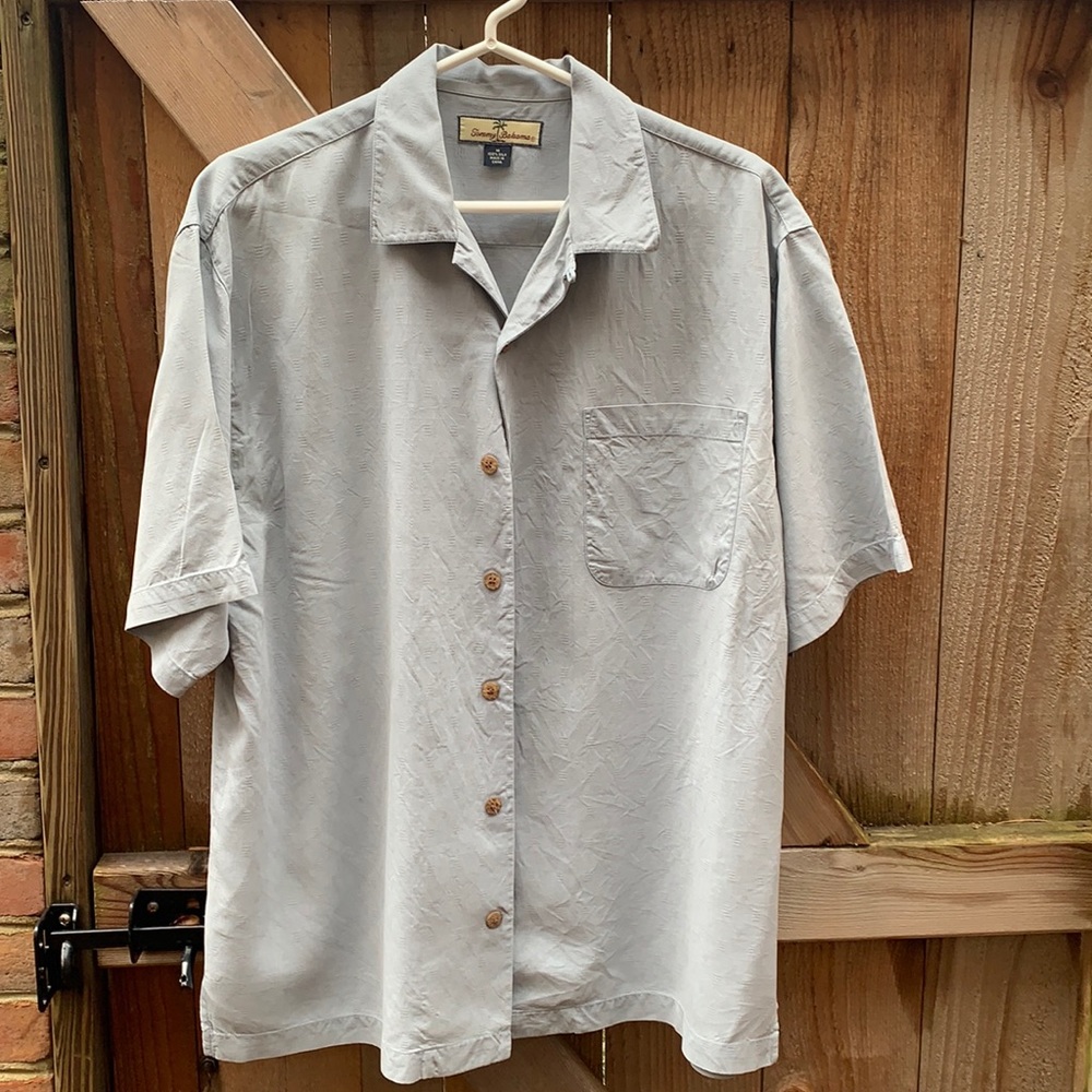 Tommy Bahama 100% silk gray blue relaxed fit short sleeve shirt w/wooden buttons